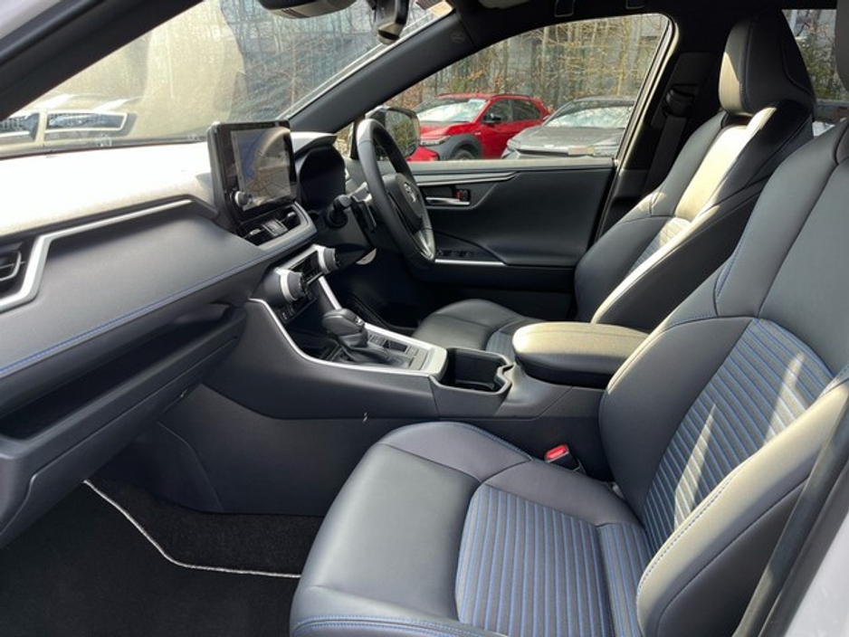 2025 Toyota Rav4 - image 6