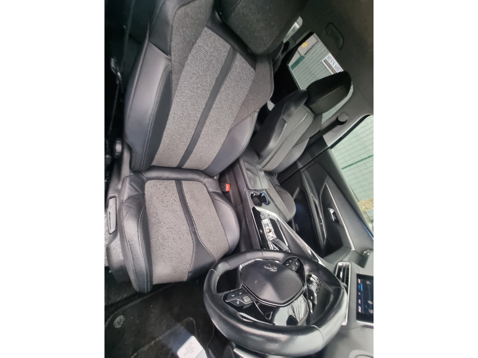 2018 Peugeot 5008 - image 10