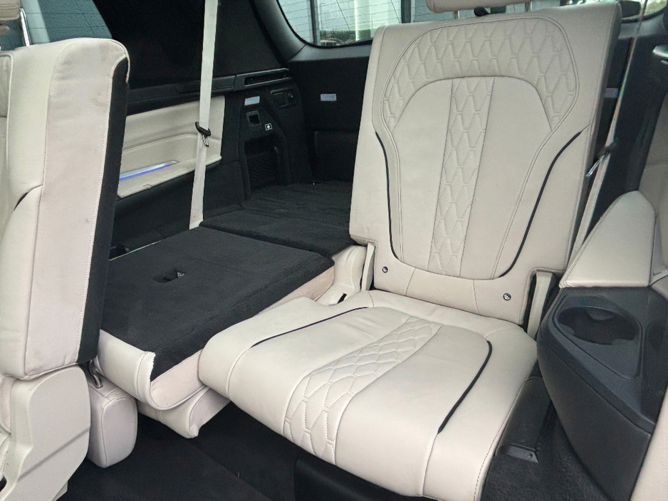 2021 BMW X7 - image 15