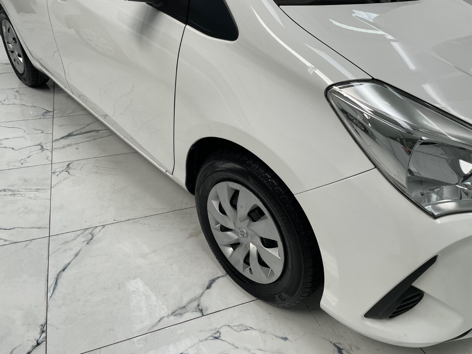 2017 Toyota Yaris - image 9