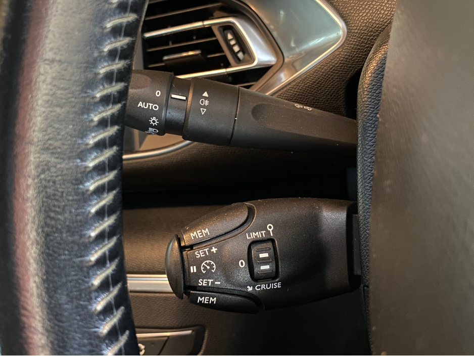 2016 Peugeot 308 - image 10