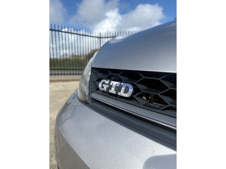 2014 Volkswagen Golf - image 9