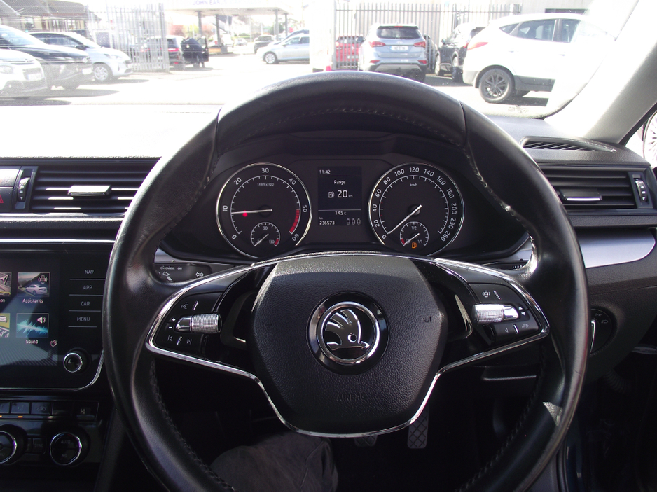 2021 Skoda Superb - image 7