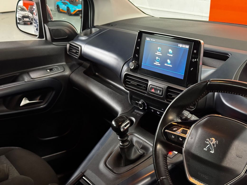 2021 Peugeot Rifter - image 12