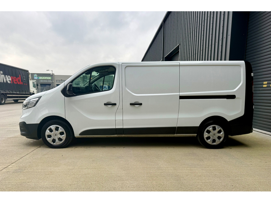 2024 Renault Trafic - image 2