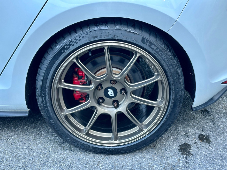 2014 Volkswagen Golf - image 25