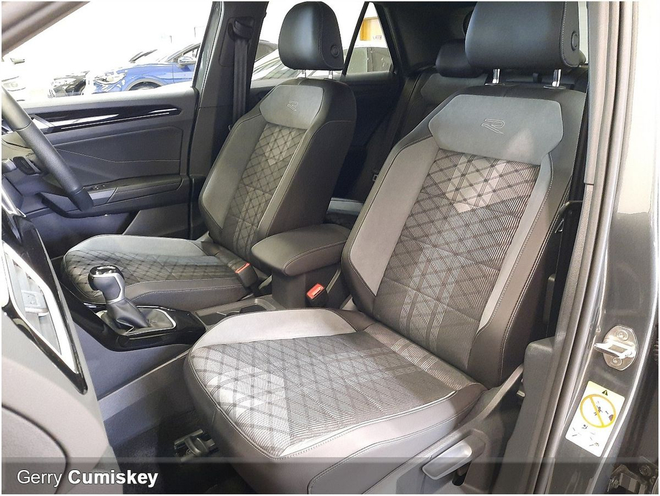 2025 Volkswagen T-Roc - image 2