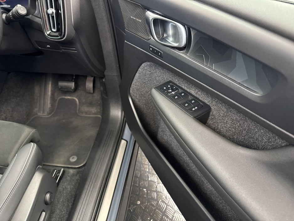 2023 Volvo XC40 - image 11