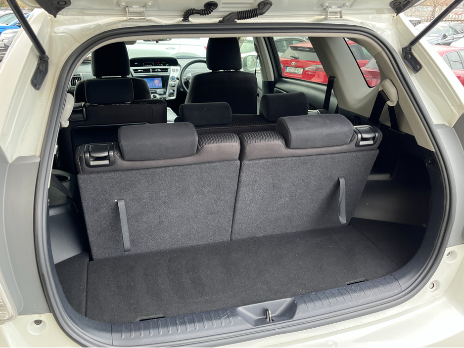 2018 Toyota Prius+ - image 8