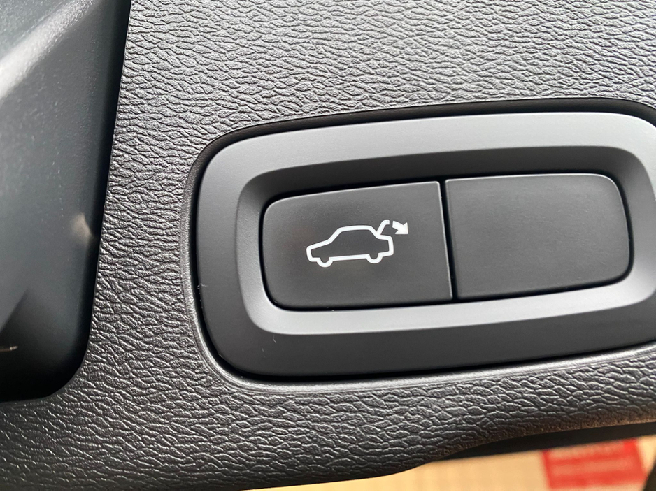 2021 Volvo XC60 - image 22