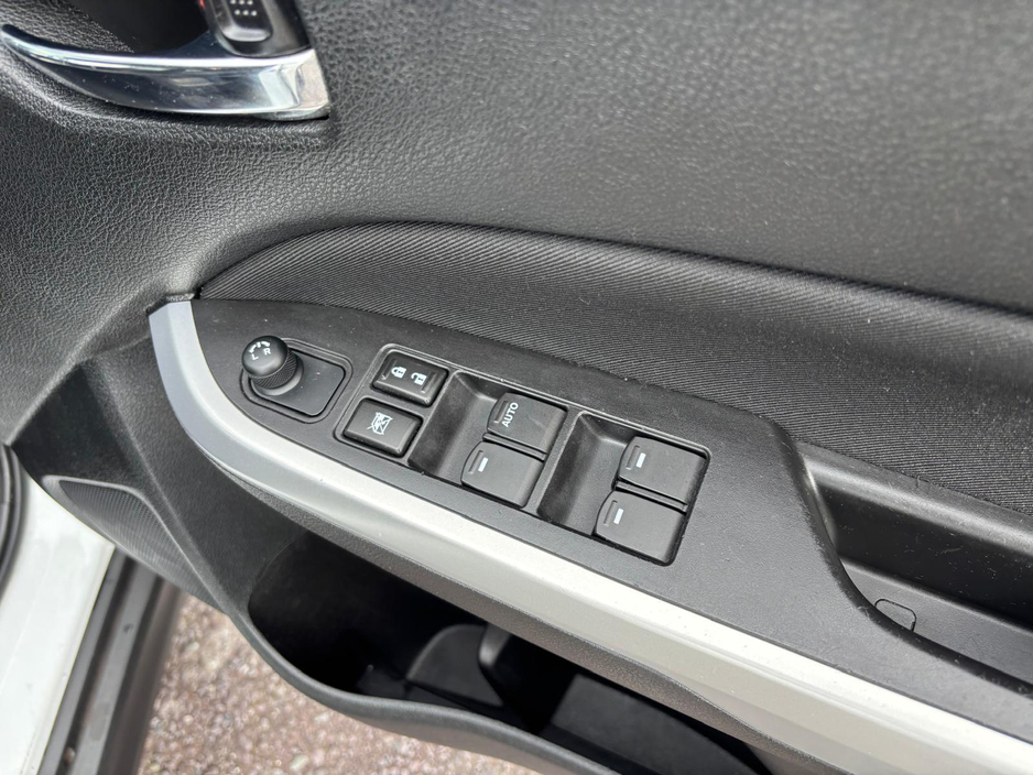 2017 Suzuki Vitara - image 6