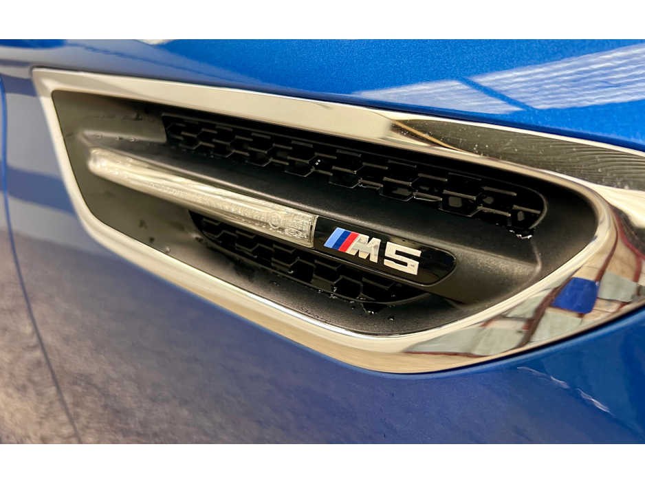 2012 BMW M5 - image 2
