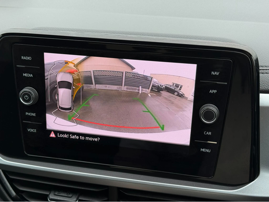 2024 Volkswagen T-Roc - image 11