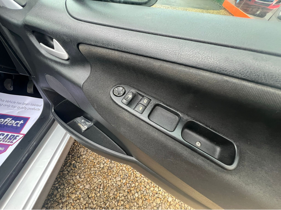 2007 Peugeot 207 - image 13