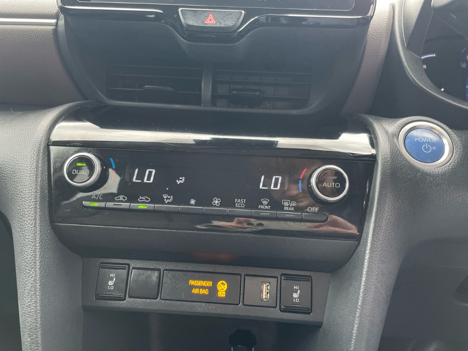 2022 Toyota Yaris - image 16