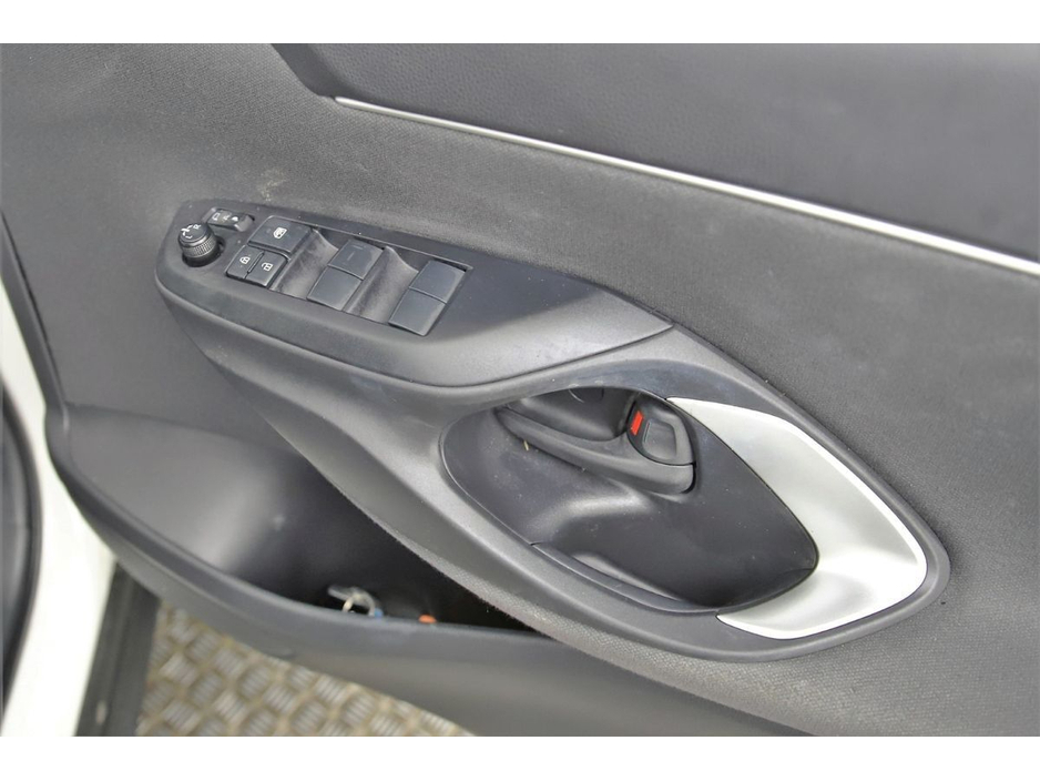 2022 Toyota Yaris Cross - image 30