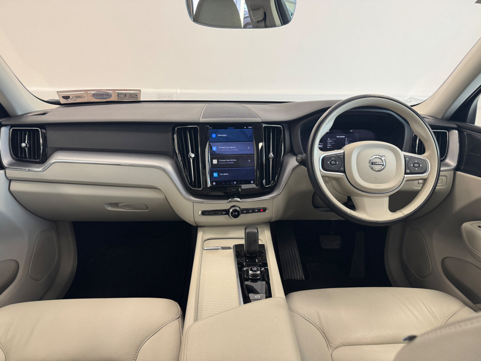 2022 Volvo XC60 - image 10