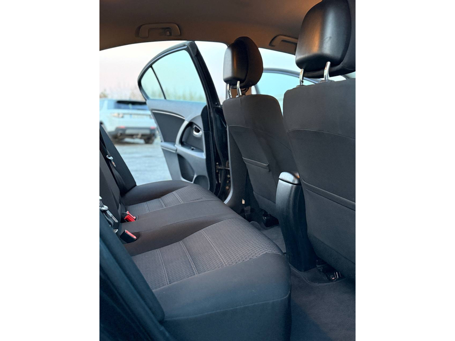 2012 Toyota Avensis - image 26