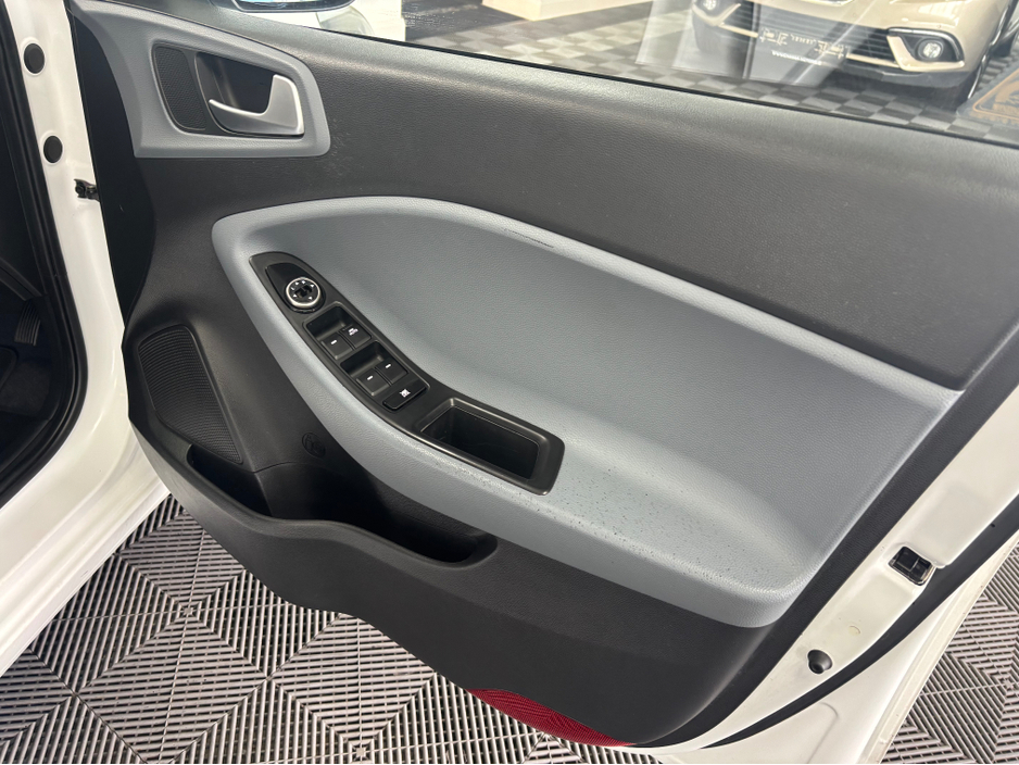 2016 Hyundai i20 - image 7