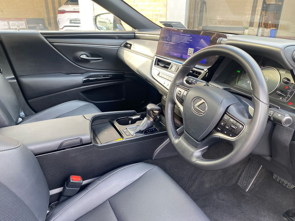 2024 Lexus ES 300 H - image 9