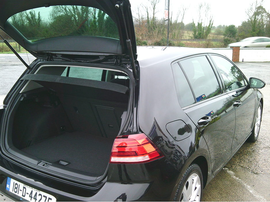 2018 Volkswagen Golf NEW NCT 2028, HIGHLINE, HEATED SEATS, REVERSE CAMERA, SAT./NAV., CRUISE, €190 TAX, LOW KMS. HISTORY. €16,999