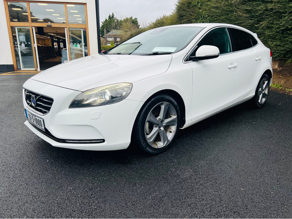 2015 Volvo V40 PRIVACY GLASS //  // REVERSE CAM €12,950