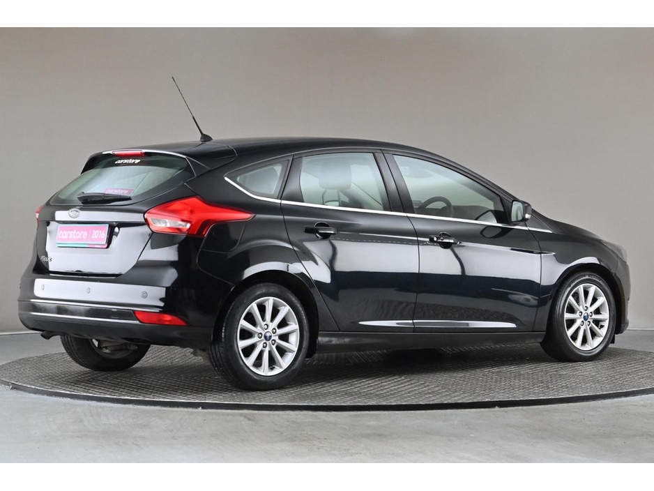 2016 Ford Focus - image 10