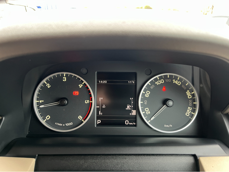 2015 Land Rover Discovery - image 21