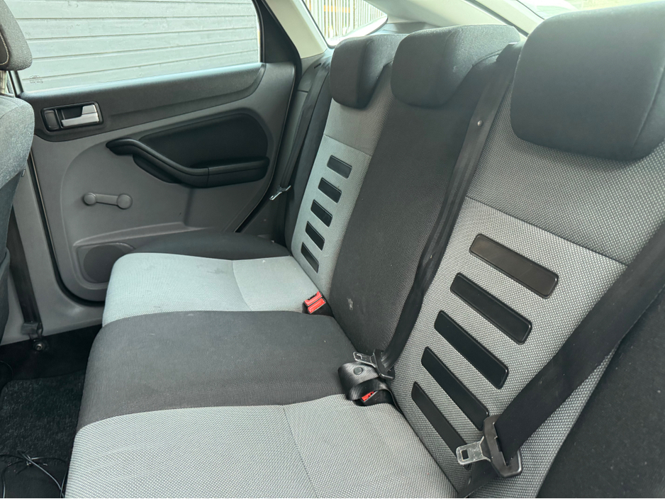 2010 Ford Focus - image 14