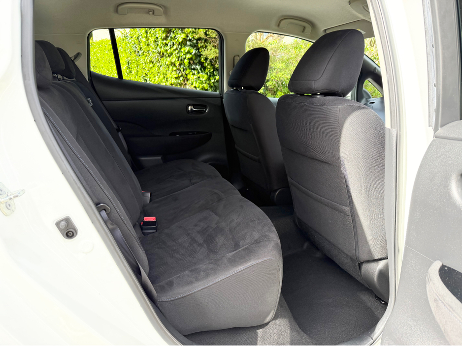 2015 Nissan Leaf - image 16