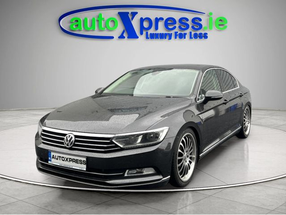 2018 Volkswagen Passat - image 3