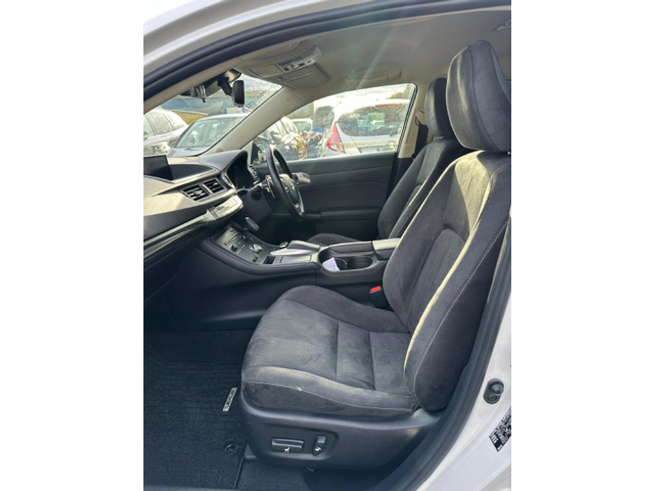 2019 Lexus CT 200 h - image 14