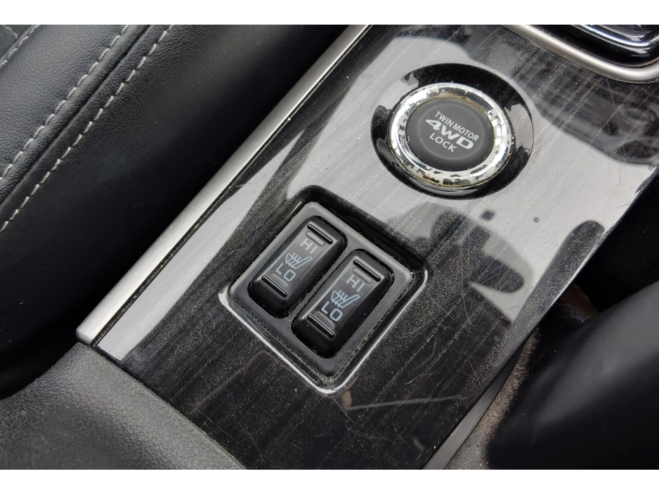 2015 Mitsubishi Outlander - image 17