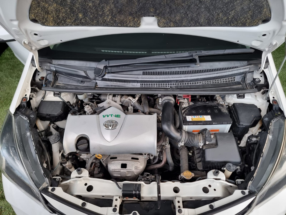 2014 Toyota Vitz - image 8