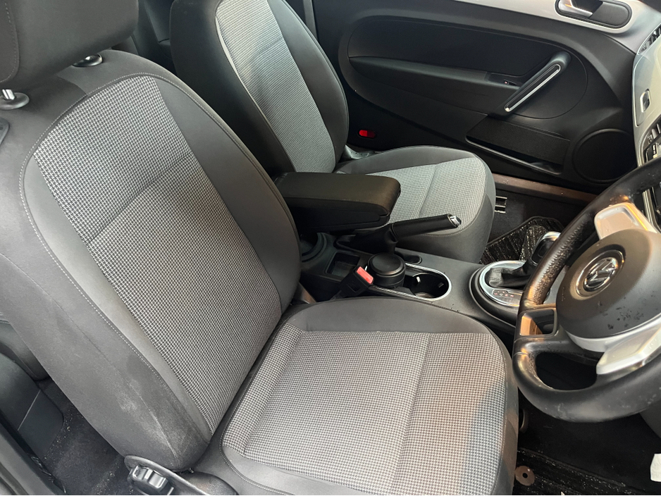 2013 Volkswagen Beetle - image 10