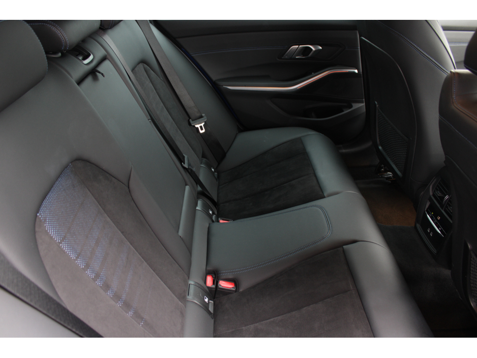 2021 BMW 3 Series - image 21