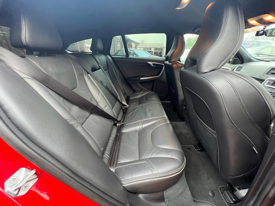 2015 Volvo V60 - image 13