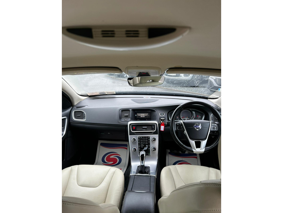 2018 Volvo S60 - image 10