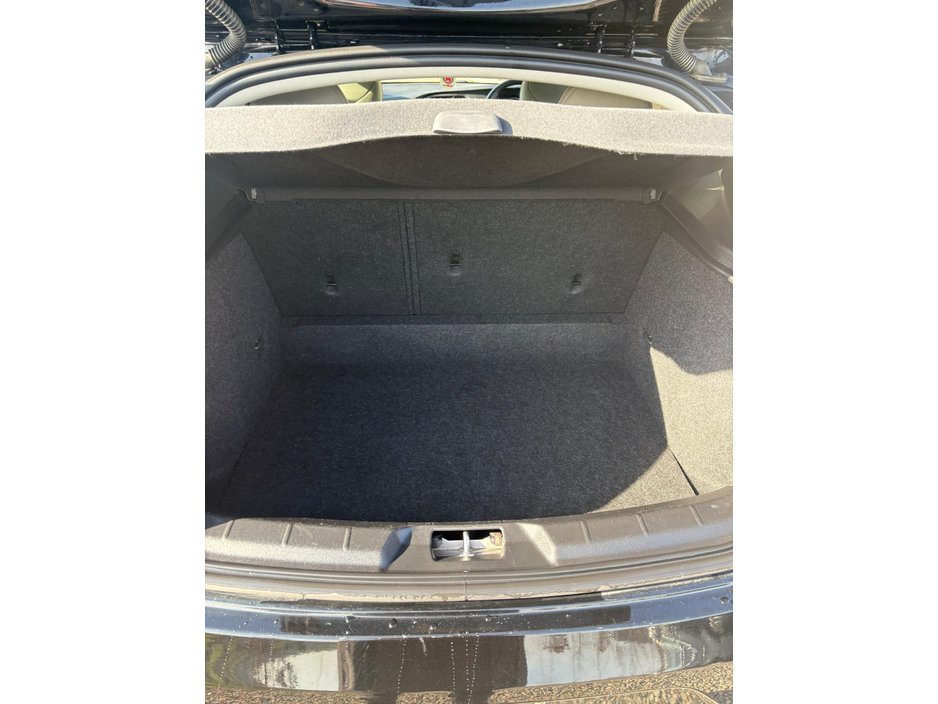 2015 Volvo V40 - image 11