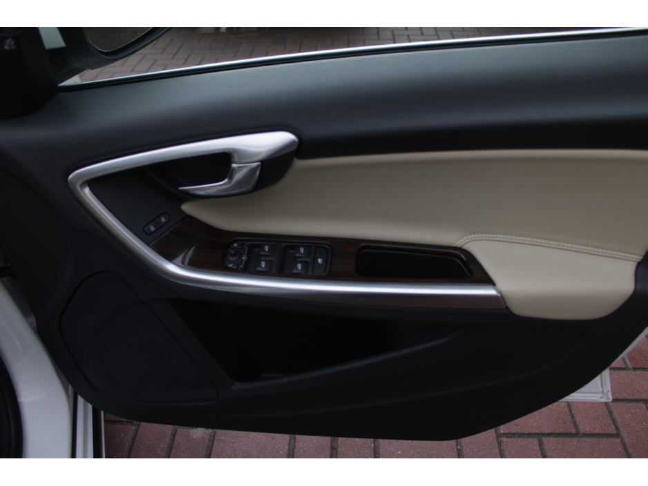 2017 Volvo V60 - image 10