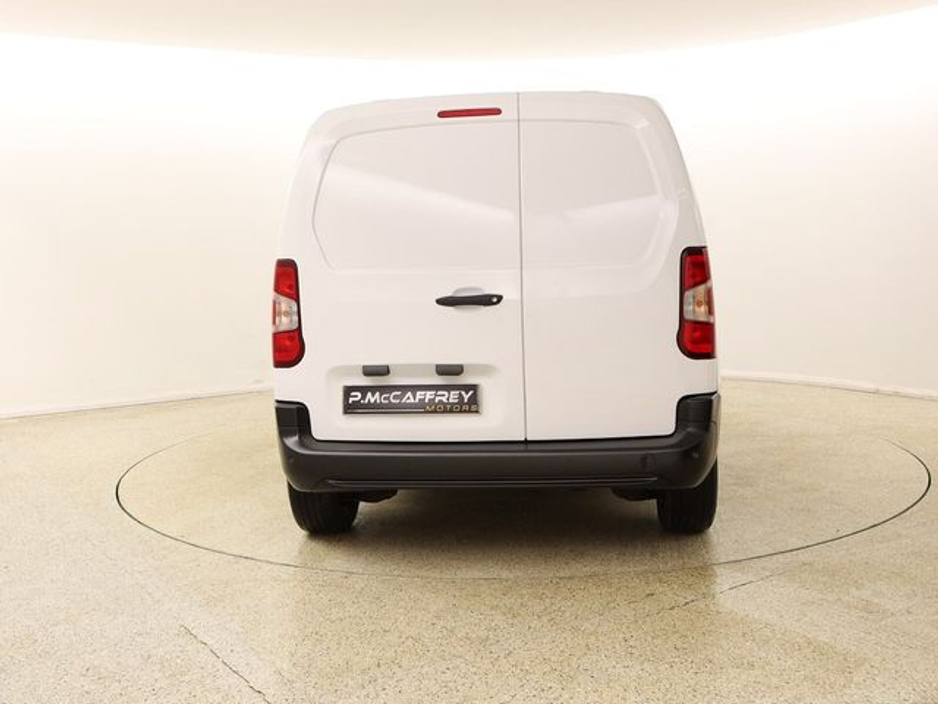 2022 Peugeot Partner - image 6