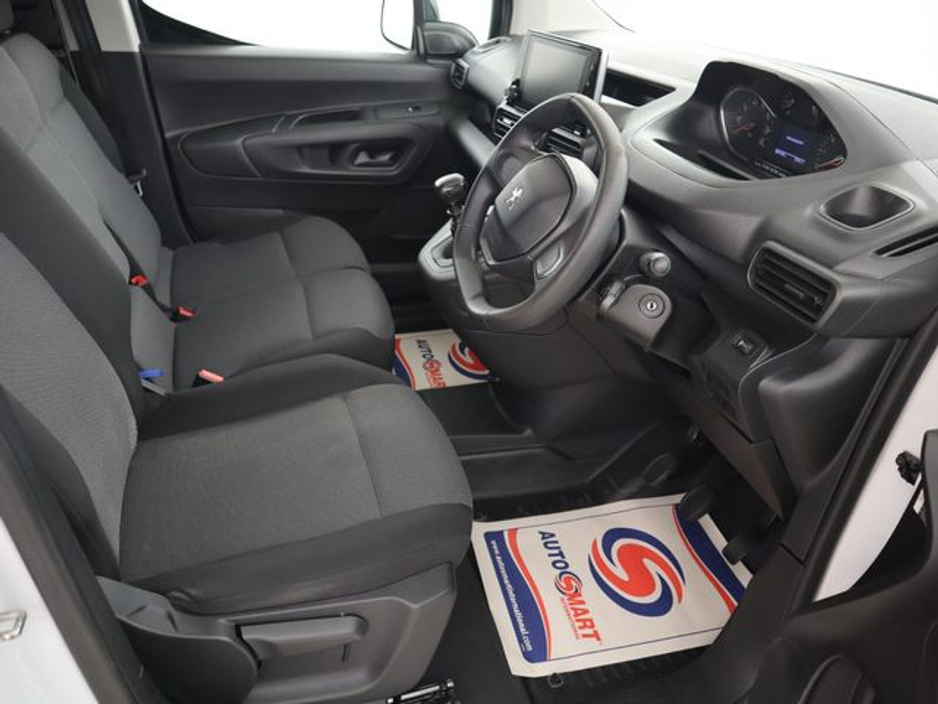 2022 Peugeot Partner - image 11