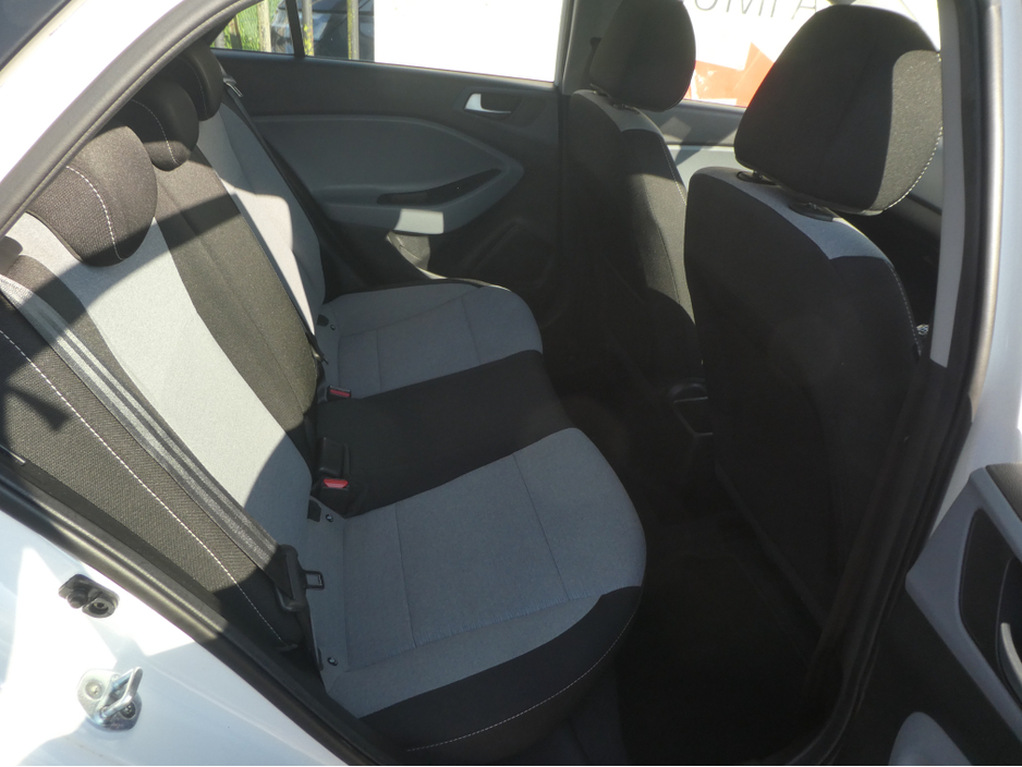 2016 Hyundai i20 - image 9