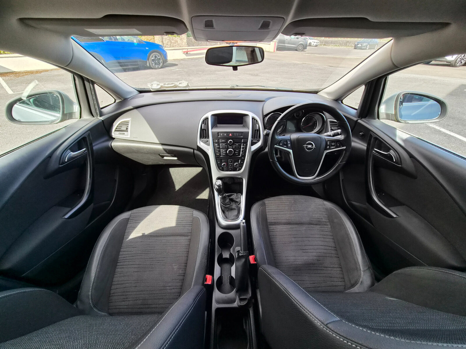 2015 Opel Astra - image 9