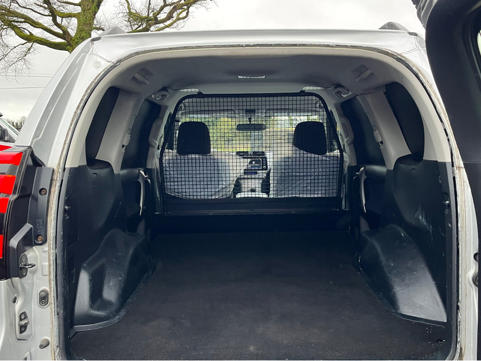 2021 Toyota Landcruiser - image 14