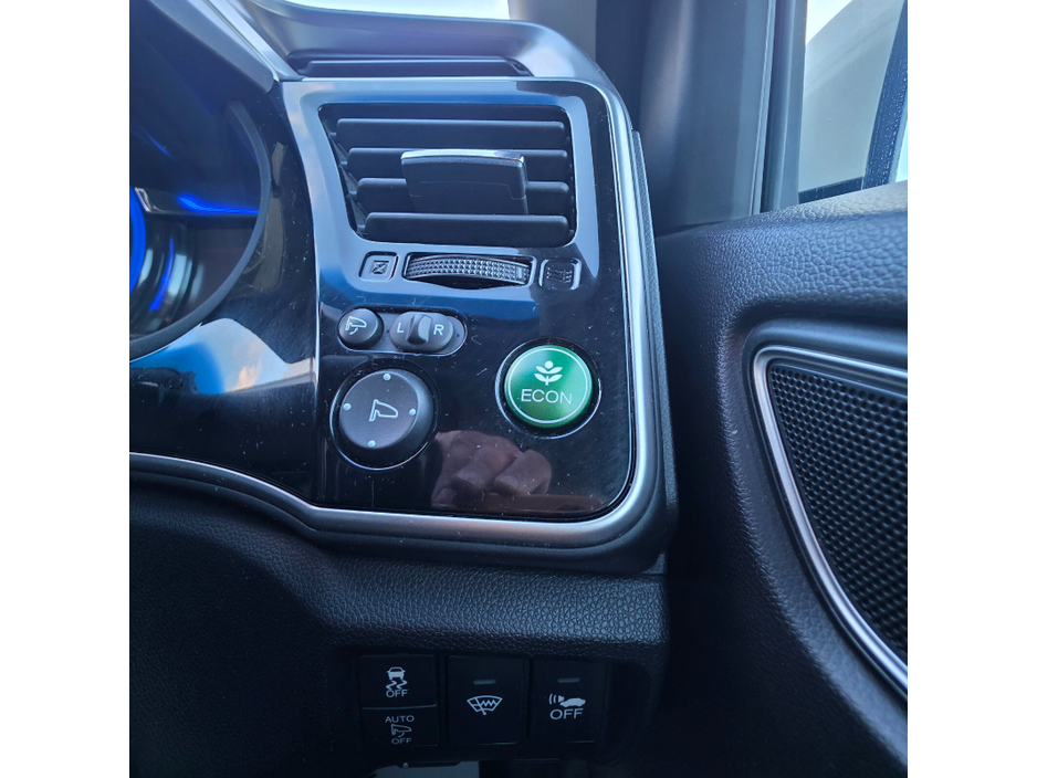 2016 Honda Grace - image 13