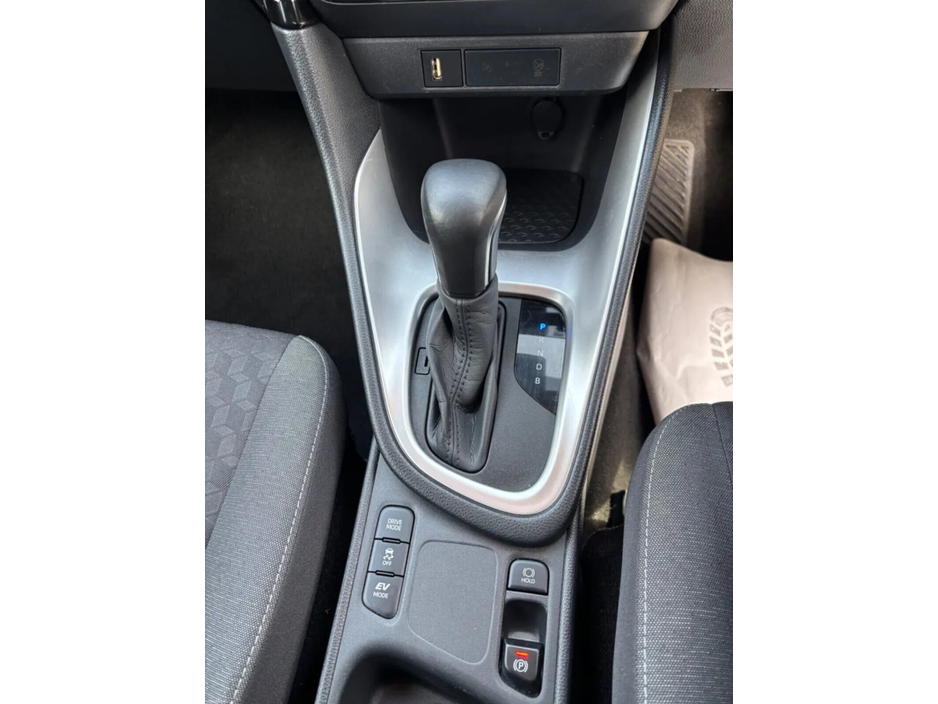 2023 Toyota Yaris - image 18