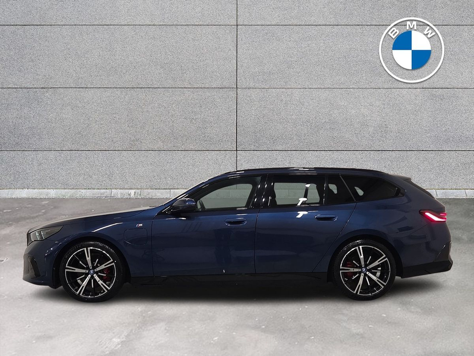 2025 BMW 5 Series - image 3