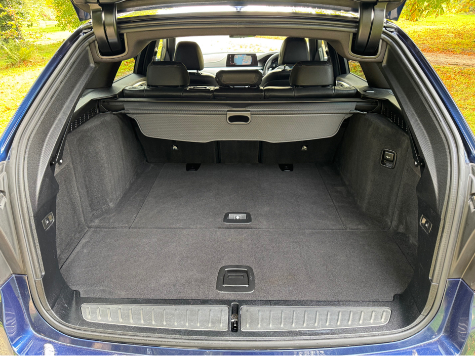 2019 BMW 5 Series - image 23