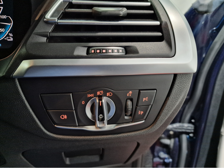 2022 BMW X3 30E M SPORT (PRO PACK / OYSTER LEATHER) X-DRIVE AUTOMATIC **ONE OWNER / TOP SPEC / 20" ALLOYS / APPLE CARPLAY / ADAPTIVE LED HEADLIGHTS / BMW M SEATBELTS / ELECTRIC BOOTLID /REVERSE CAMERA / SAT NAV** €49,900